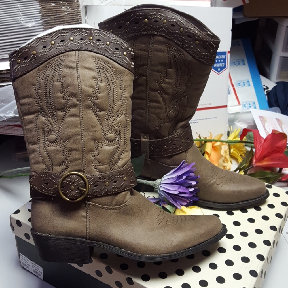 NIB womens Dolce mojo moxy taupe boots size 7M